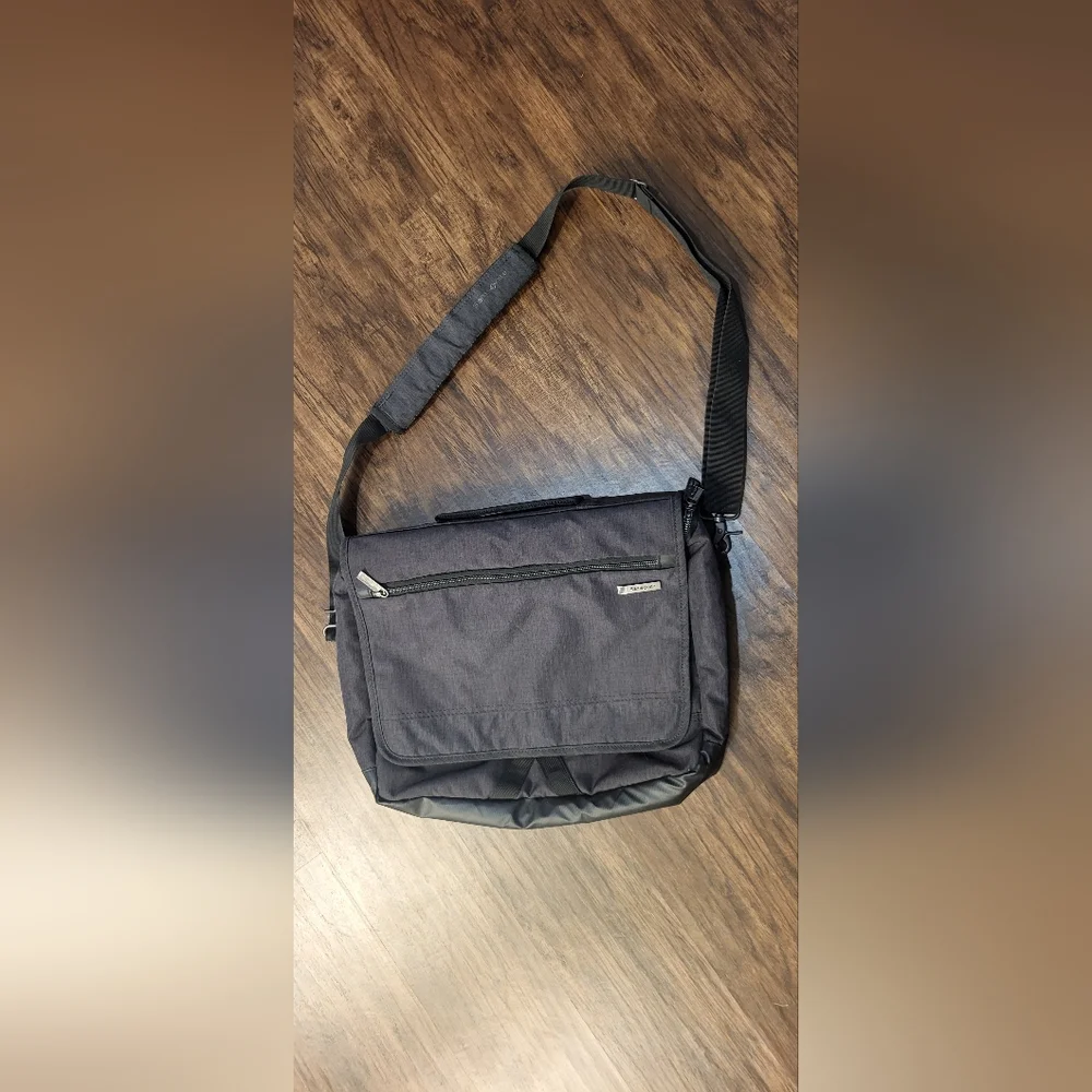 Samsonite Modern Utility Laptop Messenger Bag Commuter College Crossbody